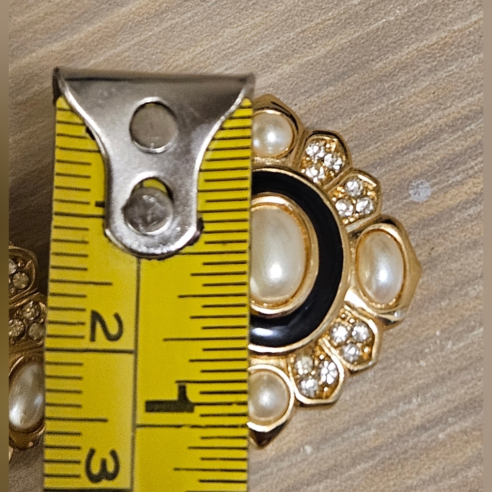 Christian Dior Vintage Oval Faux Pearl Rhinestone Gold Tone Clip On Earrings - Picture 8 of 9